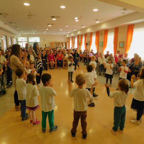 Obisk otrok v Domu ob Savinji