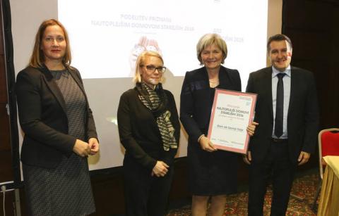 Direktorica ob podelitvi priznanja za najtoplješi Dom