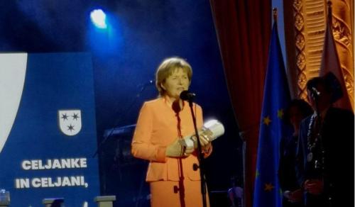 Direktorica Bojana Mazil Šolinc z Zlatim grbom Mestne občine Celje