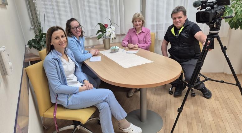 Zaposleni med pozdravom na interni TV