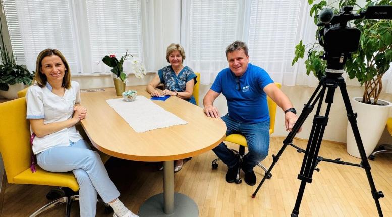 Zaposleni med pozdravom na interni TV