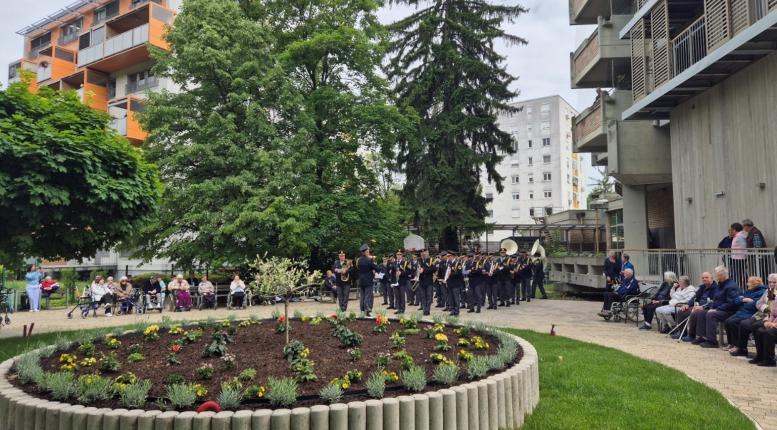 Nastop policijskega orkestra v parku Doma