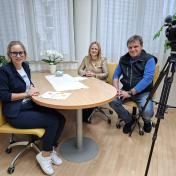 Zaposleni med snemanjem interne TV