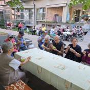 Stanovalci se hladijo s sladoledom