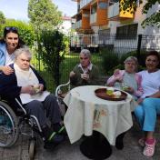 Stanovalci v parku Doma