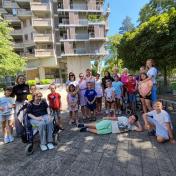 Skupinska fotografija otrok in zaposlenih s stanovalko