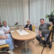 Zaposleni med snemanjem interne TV