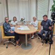 Zaposleni med snemanjem interne TV