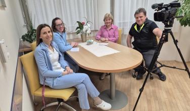 Zaposleni med pozdravom na interni TV