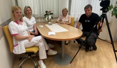 Zaposleni med pozdravom preko interne TV