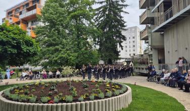 Nastop policijskega orkestra v parku Doma